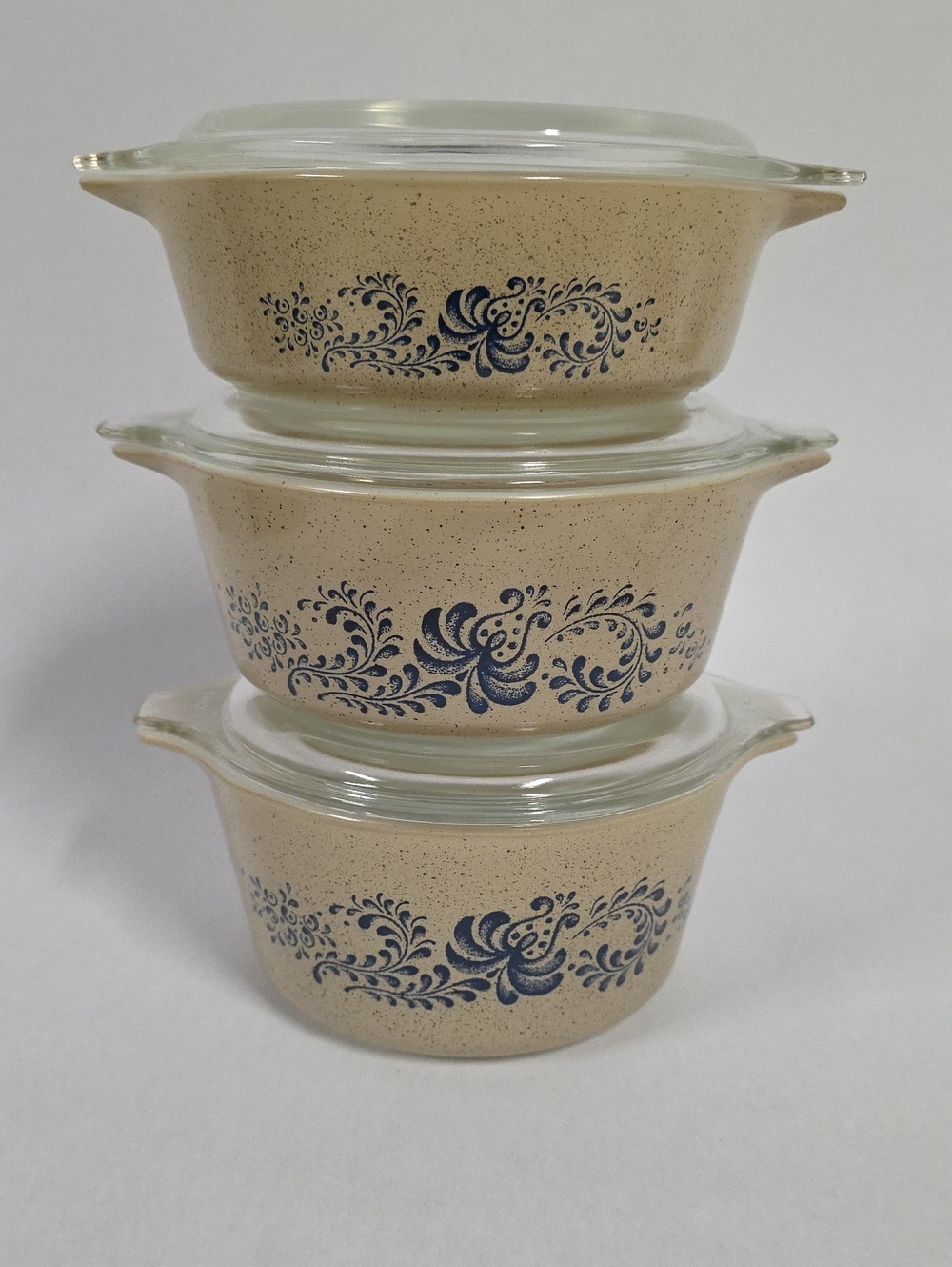 Vintage Pyrex (3) Piece Homestead Casserole Set w/Glass Lids, Tan/Blue Folk Art